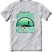 A Bad Day Fishing - Vissen T-Shirt | Aqua | Grappig Verjaardag Vis Hobby Cadeau Shirt | Dames - Heren - Unisex | Tshirt Hengelsport Kleding Kado - Licht Grijs - Gemaleerd - S