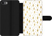 Bookcase Geschikt voor iPhone 7 telefoonhoesje - Dennentak - Kerst - Goud - Patroon - Met vakjes - Wallet case met magneetsluiting