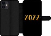 Bookcase Geschikt voor iPhone 12 telefoonhoesje - Nieuwjaar - Goud - Welcome 2022 - Spreuken - Quotes - Met vakjes - Wallet case met magneetsluiting
