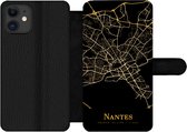 Bookcase Geschikt voor iPhone 11 telefoonhoesje - Nantes - Kaart - Goud - Met vakjes - Wallet case met magneetsluiting