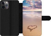 Bookcase Geschikt voor iPhone 11 Pro telefoonhoesje - Hart op het strand in Nederland - Met vakjes - Wallet case met magneetsluiting