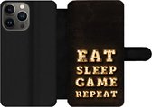 Bookcase Geschikt voor iPhone 13 Pro telefoonhoesje - Gaming - Games - Quotes - Spreuken - Eat sleep game repeat - Met vakjes - Wallet case met magneetsluiting
