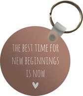 Sleutelhanger - Engelse quote The best time for new beginnings is now met een hartje op een bruine achtergrond - Plastic - Rond - Uitdeelcadeautjes
