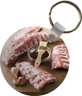 Sleutelhanger - Rauwe spareribs met een bakje om het vlees te marineren - Plastic - Rond - Uitdeelcadeautjes