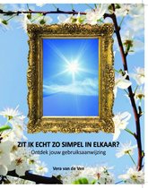 Een boek met een gouden lijst met een stralende zon en een blauwe lucht.