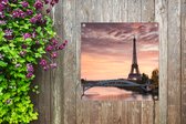 Tuinposters Een mooie oranje lucht boven de Eiffeltoren in Parijs - 50x50 cm - Tuindoek - Buitenposter