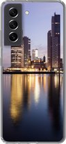 Geschikt voor Samsung Galaxy S21 FE hoesje - Rotterdam - Water - Wolkenkrabber - Siliconen Telefoonhoesje