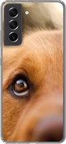 Geschikt voor Samsung Galaxy S21 FE hoesje - De twinkeling in het oog van de Golden Retriever - Siliconen Telefoonhoesje