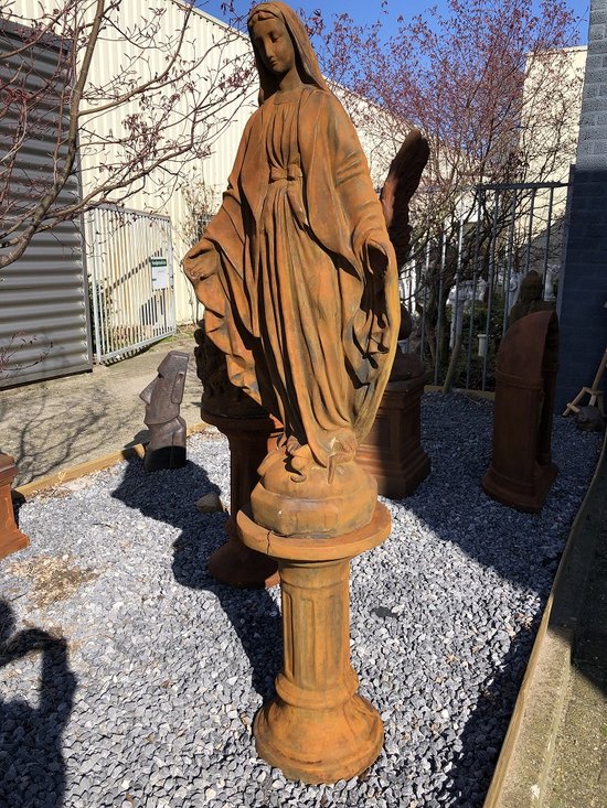 Moeder Maria / Mother Mary, groot vol stenen oxid beeld op sokkel oxide ...
