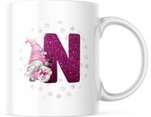 Kerst Mok met afbeelding: Snowman Gnome - Roze - Letter N | Kerst Decoratie | Kerst Versiering | Grappige Cadeaus | Koffiemok | Koffiebeker | Theemok | Theebeker