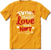 Time Passes Love Does Not - Valentijn T-Shirt | Grappig Valentijnsdag Cadeautje voor Hem en Haar | Dames - Heren - Unisex | Kleding Cadeau | - Geel - XXL