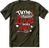 Time Passes Love Does Not - Valentijn T-Shirt | Grappig Valentijnsdag Cadeautje voor Hem en Haar | Dames - Heren - Unisex | Kleding Cadeau | - Leger Groen - L