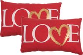 Set van 2x stuks valentijn cadeau sierkussens rood love 30 x 50 cm - Valentijnscadeaus liefde/hartjes