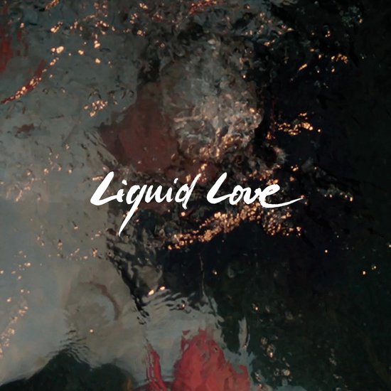 Cover van 'Liquid Love' met een abstracte, waterachtige achtergrond en gouden accenten.