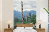 Behang - Fotobehang Traditionele totempaal bij het Canadese Haida Gwaii in Brits-Columbia - Breedte 195 cm x hoogte 300 cm