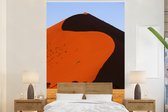 Behang - Fotobehang Een zandduin in de buurt van de klei-vallei Sossusvlei in Namibië - Breedte 145 cm x hoogte 220 cm