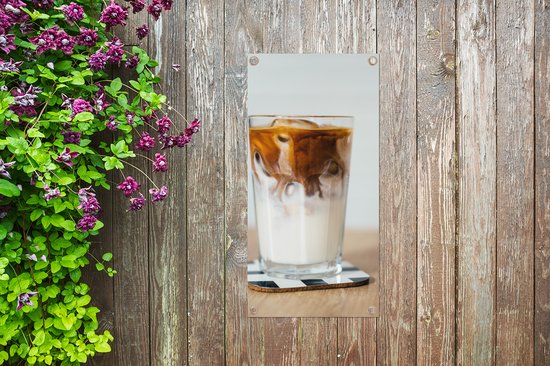 Tuinposter Een kop ijskoffie op een houten tafel - 40x80 cm - Wanddecoratie Buiten - Tuinposter - Tuindoek - Schuttingposter - Tuinschilderij