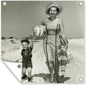 Tuinposters Vintage portret van een moeder en zoon op het strand in zwart-wit - 50x50 cm - Tuindoek - Buitenposter