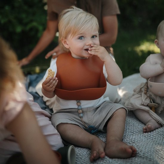 Mushie Siliconen Baby Slabbetje met Opvangbakje - Lilac Flowers - BPA ftalaatvrij| afwasbaar van Mushie — afbeelding 5