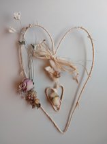 Geweldig handgemaakt dubbel hart van raffia met droogbloemen oa rozen en anamoontjes 40cm