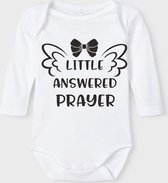 Baby Rompertje met tekst 'Little anwsered prayer' |Lange mouw l | wit zwart | maat 50/56 | cadeau | Kraamcadeau | Kraamkado