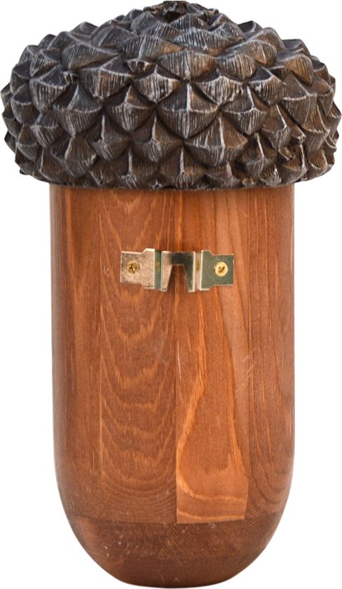 Houten vogelhuisje in de vorm van een eikel met donkergrijs gedetailleerd 'hoedje'.