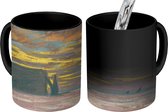 Magische Mok - Foto op Warmte Mok - Étretat en Porte d'Aval bij zonsondergang - Schilderij van Claude Monet - 350 ML - Uitdeelcadeautjes