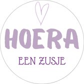 20 x Sluitsticker Hoera Een Zusje - Paars Wit | 40 mm | Geboorte Sticker | Sluitzegel | Sticker Geboortekaart Meisje | Baby nieuws | Trakteren Zus Basisschool Kinderdagverblijf