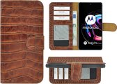 Motorola Moto Edge 20 Pro Hoesje - Bookcase - Portemonnee Hoes Echt leer Wallet case Croco kaneelbruin