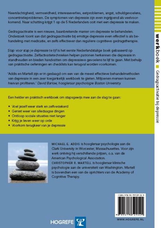 Achterkant van het werkboek 'Gedragsactivatie bij depressie' met opgestapelde stenen en tekst over de auteurs.