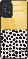 Casimoda® hoesje - Geschikt voor Samsung Galaxy A52 5G - Abstract Geel - Luxe Hard Case Zwart - Backcover telefoonhoesje - Geel