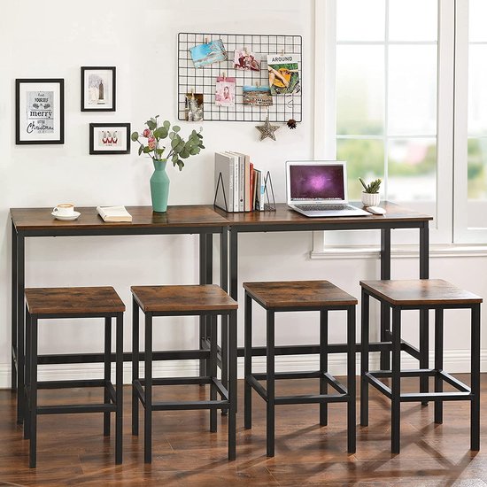 Twee smalle bartafels met bruin houten bladen en zwart metalen frames, met vier barkrukken.