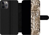 Bookcase Geschikt voor iPhone 11 Pro telefoonhoesje - Slang - Dierenprint - Bruin - Met vakjes - Wallet case met magneetsluiting