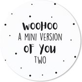 Muismat - Mousepad - Rond - Spreuken - Woohoo a mini version of you two - Quotes - Baby - 20x20 cm - Ronde muismat - Vaderdag cadeau - Geschenk - Cadeautje voor hem - Tip - Mannen