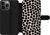 Bookcase Geschikt voor iPhone 13 Pro telefoonhoesje - Stippen - Zwart - Beige - Met vakjes - Wallet case met magneetsluiting