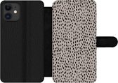 Bookcase Geschikt voor iPhone 11 telefoonhoesje - Stippen - Bruin - Zwart - Met vakjes - Wallet case met magneetsluiting