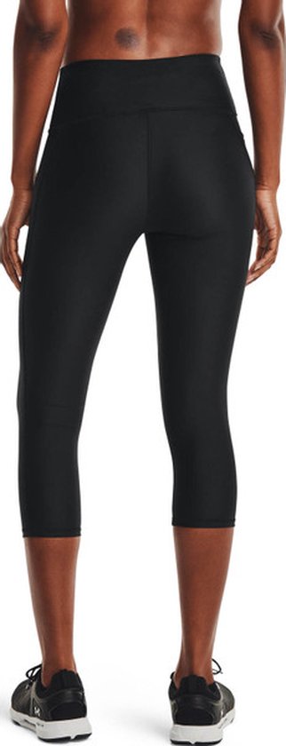 Zwarte Under Armour capri sportbroek, achterkant, gedragen door een vrouw.