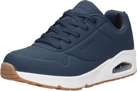 Blauwe Skechers sneaker met witte zool, bruine neus en luchtdemping.