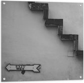 Tuinposter – Trap voor Witte Muur in het Zwart- wit met Bordje Exit - 80x80 cm Foto op Tuinposter (wanddecoratie voor buiten en binnen)