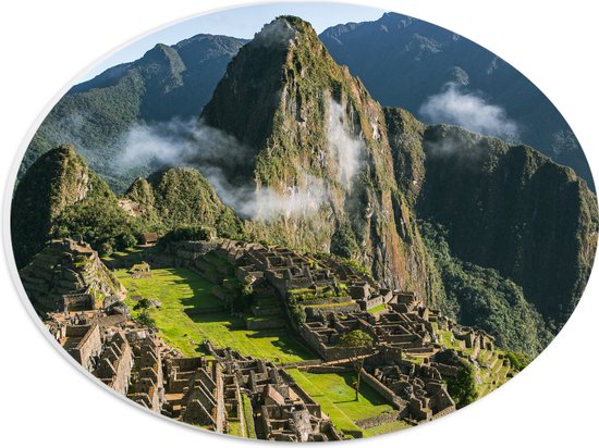 WallClassics - PVC Schuimplaat Ovaal - Uitzicht over Dorpje Machu Picchu in Peru - 28x21 cm Foto op Ovaal (Met Ophangsysteem)