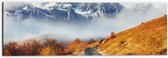 Dibond - Bergpad op Berg in de Wolken bij Sneeuwbergen - 60x20 cm Foto op Aluminium (Wanddecoratie van metaal)