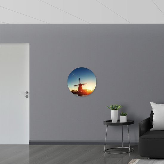 WallClassics - Cercle mural Dibond - Moulins à vent hollandais traditionnels sur le lac pendant le soleil du soir - Photo 60x60 cm sur cercle mural en aluminium (avec système de suspension)
