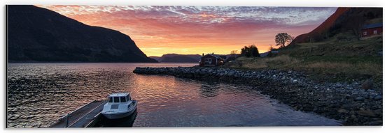 Dibond - Aangemeerd Wit Vissersbootje bij Bergen in Noorwegen Vroeg op de Avond - 60x20 cm Foto op Aluminium (Met Ophangsysteem)