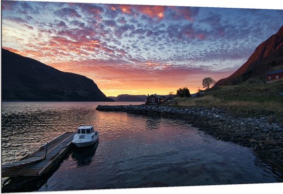 Dibond - Aangemeerd Wit Vissersbootje bij Bergen in Noorwegen Vroeg op de Avond - 150x100 cm Foto op Aluminium (Met Ophangsysteem)
