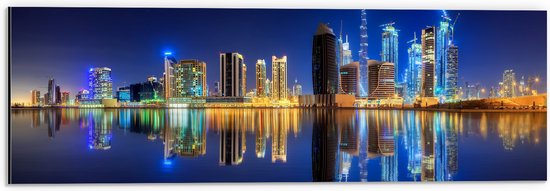 Dibond - Skyline van Dubai met Weerspiegeling in de Zee, Qatar - 60x20 cm Foto op Aluminium (Wanddecoratie van metaal)