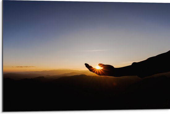 WallClassics - Dibond - Silhouet van Zon in Mensenhand in Berglandschao - 75x50 cm Foto op Aluminium (Met Ophangsysteem)