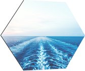 WallClassics - Dibond Hexagon - Sporen van Boot in de Zee - 70x60.9 cm Foto op Hexagon (Met Ophangsysteem)