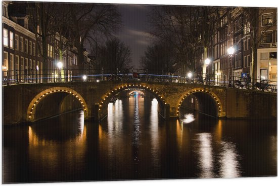 Vlag - Verlichte Amsterdamse Gracht in de Nacht - 105x70 cm Foto op Polyester Vlag