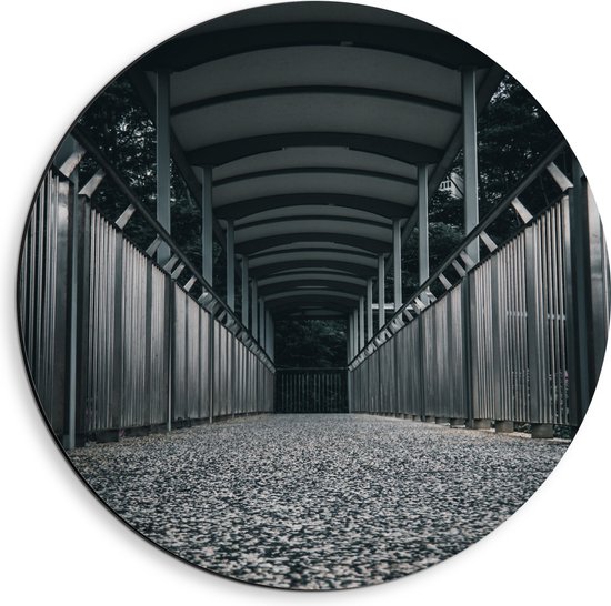 Dibond Muurcirkel - Overdekt Pad bij de Bossen (zwart- wit) - 40x40 cm Foto op Aluminium Muurcirkel (met ophangsysteem)