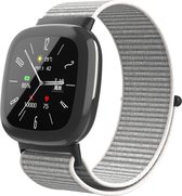 Strap-it Smartwatch bandje nylon met klittenband - Geschikt voor Fitbit Versa 4 / Fitbit Sense 2 - zeeschelp